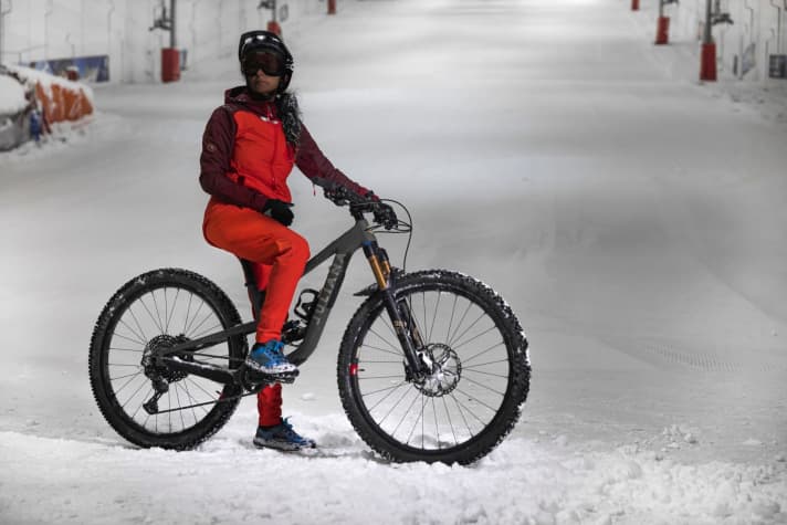   Neu in 2022: Endura bietet eine extra Damenversion der Freezing Point Winterkollektion an.