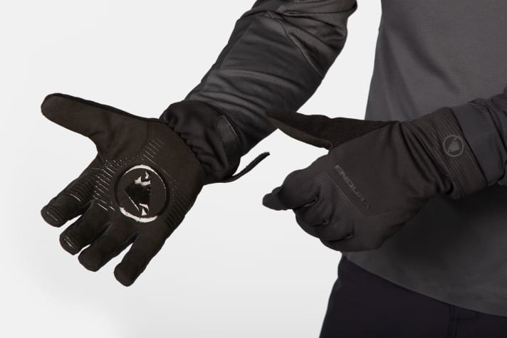   Für satten Sitz und leichtes An- und Ausziehen kommen die Freezing-Point Handschuhe mit hohem Schaft und Klettverschluss.