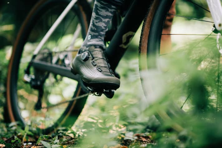   In addition to comfort for long rides, Scott wants to ensure good power transmission with a stiff carbon insole.