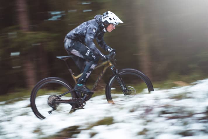   Read in <a href="https://www.bike-magazin.de/mtb_news/teile_zubehoer/rockshox-flight-attendant-elektronisches-automatik-fahrwerk" target="_blank" rel="noopener noreferrer nofollow">BIKE 02/2022</a> where the strengths of the Live Valve system lie and how it performs in a direct comparison with the fully automatic, wireless <a href="https://www.bike-magazin.de/mtb_news/teile_zubehoer/rockshox-flight-attendant-elektronisches-automatik-fahrwerk" target="_blank" rel="noopener noreferrer nofollow">Electric Flight Attendant suspension from Rockshox</a>.