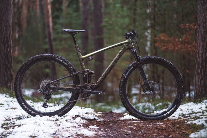   Das neue <a href="https://www.bike-magazin.de/mtb_news/mtb_neuheiten/giant-anthem-2022" target="_blank" rel="noopener noreferrer nofollow">Giant Anthem für 2022</a> : 29 Zoll, 110/100 Millimeter Federweg und mit einer Fox 34 SC und dem Live-Valve-System ausgestattet. Das Racefully wiegt 11,26 Kilogramm (BIKE-Messung) und kostet 7699 Euro.