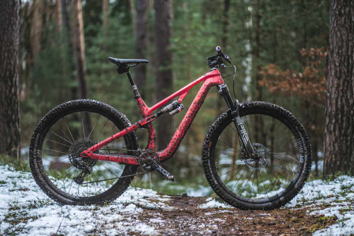 A duel for Rockshox Flight Attendant: Canyon Neuron CF SLX Ltd - Alongside Trek, Specialized and YT, Canyon also offer the Flight Attendant ex works. The Neuron with 141 mm travel at the front and 137 mm at the rear weighs 13.3 kilos* with Sram X01 equipment and carbon wheels from DT Swiss and costs € 7999¹.