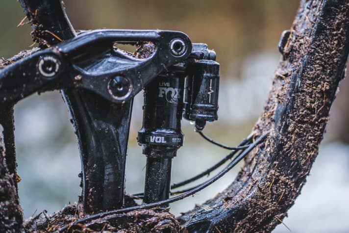   The live valve hardens and opens the damper within three milliseconds. Apart from the cable, the look is reminiscent of a classic damper with reservoir.