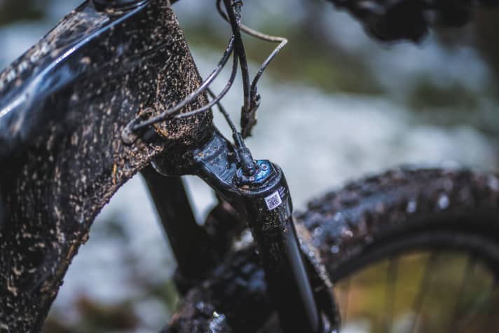   The acceleration sensor on the fork is located on the unsprung part in the triple clamp and measures at a frequency of 1000 Hertz whether impacts from the ground are travelling towards the rider. Depending on the level of acceleration, bike inclination and pre-selected riding mode, the damping is opened for different lengths of time.