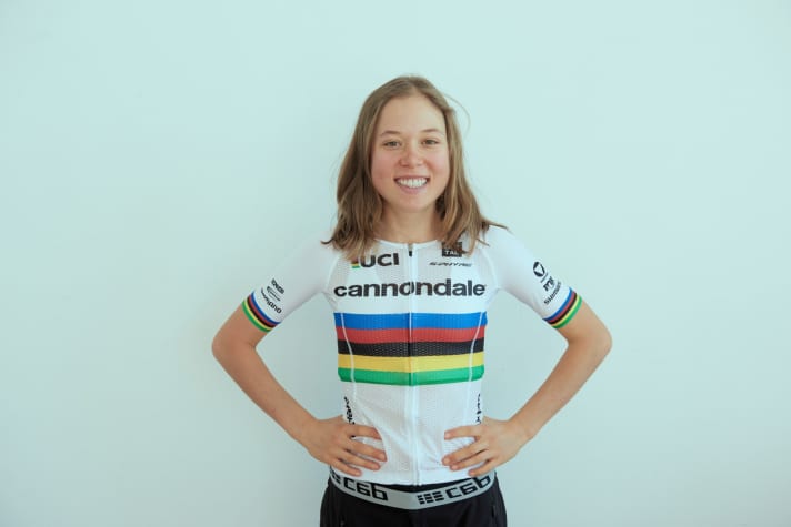   Bei Marathon- und Cross-Country-Rennen in der U23-Klasse darf Mitterwallner das Regenbogen-Trikot in der kommenden Saison tragen.