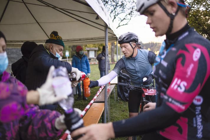 Kurz ranfahren, auftanken und weiter. Die Standzeit der ambitionierten Fahrer ist selbst auf der Ronda Extrema minimal.