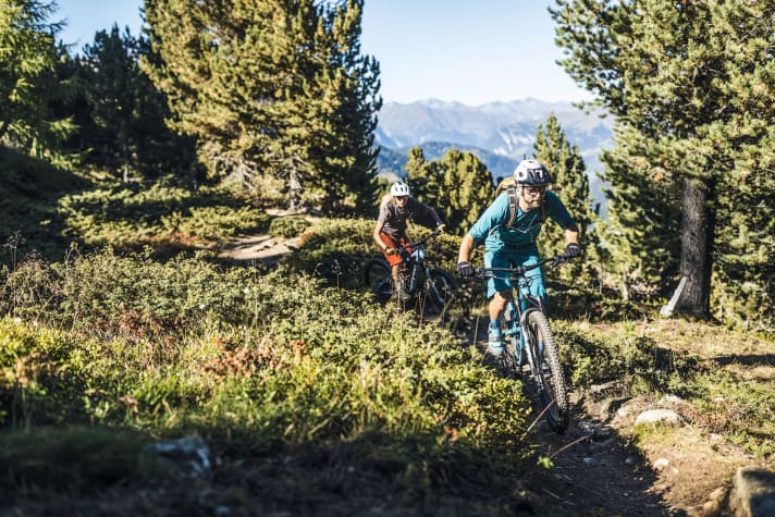  Current all-mountain bikes do what used to be the domain of enduro bikes. However, in order to shine on alpine trails, the ascent must first be done using muscle power. All-mountain bikes master this balancing act best.