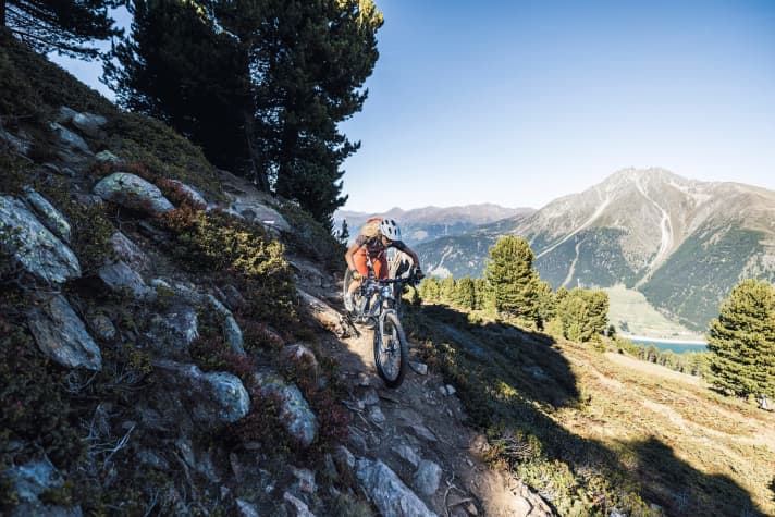   Reward after the ascent: flowing trails lead down into the valley.