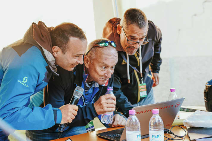 Die Zeitmess-Crew verfolgt gespannt den Rennverlauf.