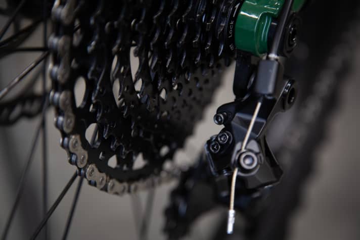   Simple and robust: Microshift uses steel for the cage and cassette. This should increase the running performance.