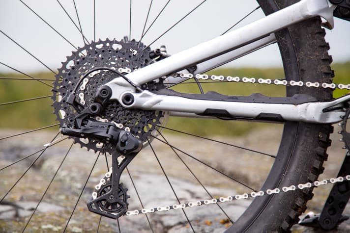   1x10 drivetrain for little money. The Advent X groupset with cassette, rear derailleur and shift lever costs less than 150 euros.
