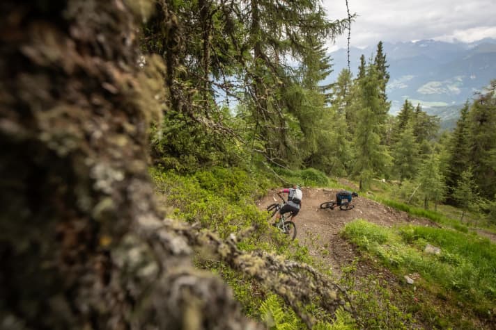   Der Herrensteig als Finale der zweiten BIKE Transalp-Etappe: eine 1300 Tiefenmeter dauernden Kurvenorgie mit kurzen Schotterunterbrechern.