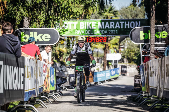 Worn down by 3484 metres of climbing, reporter Henri Lesewitz crosses the finish line after 5:58 hours. 30th place overall in the hobby category. Now off to the ice cream parlour.