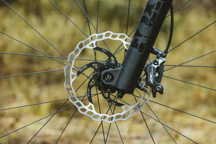   Orbea Rise H 10: Die Shimano XT greift kraftvoll zu und ist gut dosierbar. Die Galfer-Bremsscheiben sind standfest. Tipp: Im Konfigurator vorne auf eine 200er-Scheibe aufrüsten. Hinten gibt’s leider max. 180 mm Durchmesser. Zu klein, finden wir.