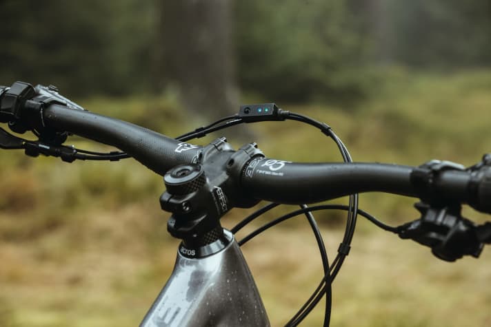   Orbea Rise H 10: The mini interface of the Shimano system tidies up the cockpit, but provides little information. The diode colour is barely distinguishable between green and yellow (trail or boost mode). At 20 % battery, one diode turns red. That's it.