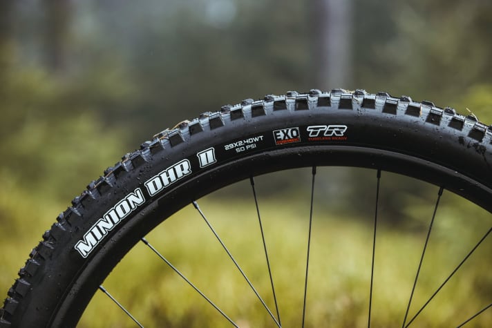   Orbea Rise H 10: Under 20 kilos - the tyres also have to contribute to this goal. The tread pattern is excellent, but the thin EXO carcass is undersized, except for gentle trail tours.
