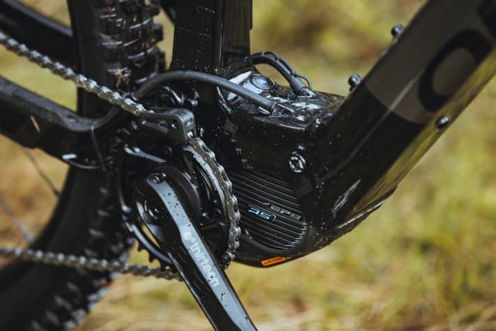   Orbea Rise H 10: Clean cable routing and an easily accessible shift button. Centrepiece: the harmonious EP8 RS with throttled power.