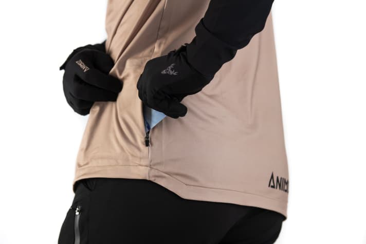   Park-Eignung: Um die Lift-Karte sicher zu verstauen, verfügt das Jersey seitlich über eine kleine Zipper-Tasche.