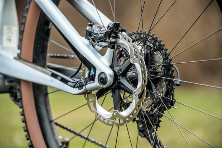   Mit einer 200er-Scheibe geht Bulls auch bei der hinteren Shimano-XT-Bremse keine Kompromisse ein.