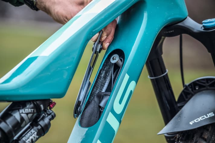   The flap in the down tube of the Jam can be quickly unlocked with a push button. There is space for spare parts in the storage compartment.