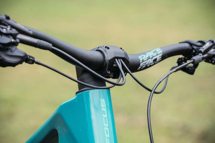   All cables flow neatly into the stem of the Focus Jam. However, changing cables and adjusting the cockpit height is more complex as a result.