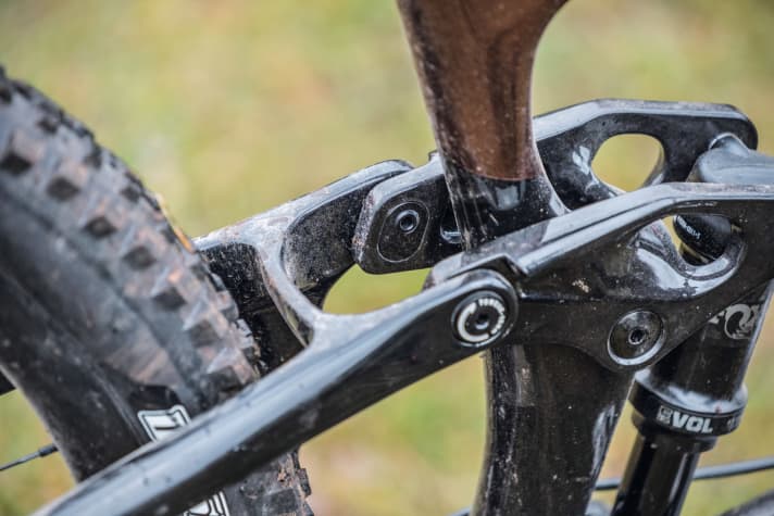   The steering angle can be adjusted by 0.5 degrees and the bottom bracket height by nine millimetres via the geometry adjustment.
