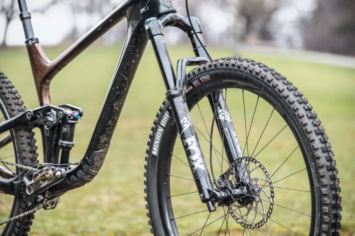   For more stiffness with 150 millimetres of travel, Giant relies on a Fox 36 instead of a 34 mm fork.
