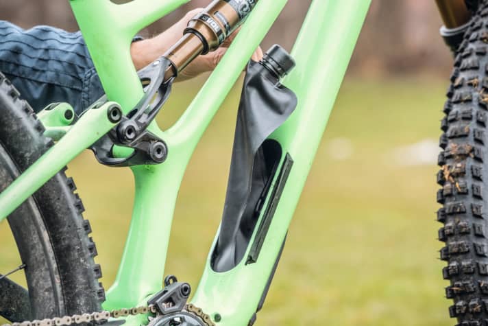  A 600-millilitre hydration bladder is included as standard in the Stumpjumper's storage compartment. This can be used to refill the bottle.
