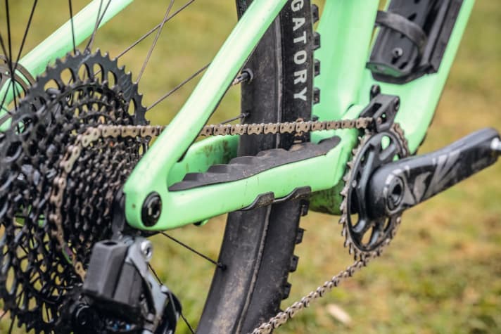   Der sauber verarbeitete Specialized-Rahmen wird von dicken Protektoren vor Kettenschlägen geschützt. Für alle Fälle ist eine Kettenführung montiert.