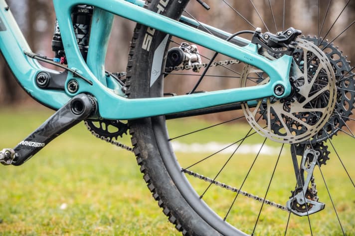   The chainstays on the Propain Hugene are extremely long. A 200 mm brake disc is also used at the rear.