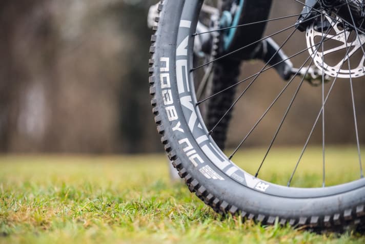   As a good rolling all-rounder, the Nobby Nic can score points with its stable casing. It reaches its limits in muddy conditions.