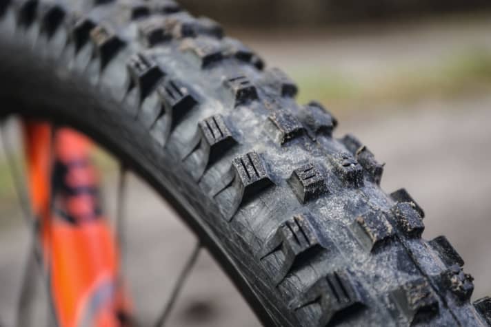   Cube Stereo Hybrid 140 Action Team: 2,4 statt 2,6. 2022 setzt Cube auf etwas schmalere und damit direktere Reifen. So oder so ist die Schwalbe-Kombi top!