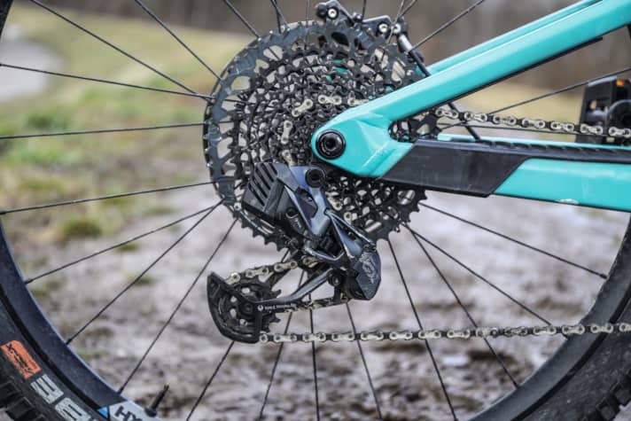  Focus Jam2 7.0: Als einziges Bike im Test setzt Focus auf eine elektronische und kabellose Schaltung. Srams GX Eagle AXS, die einen separaten Akku am Schaltwerk erfordert.