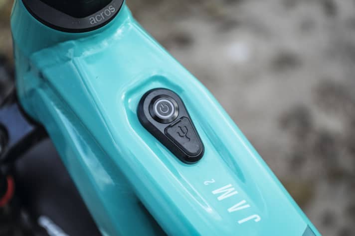   Focus Jam2 7.0: Der USB-Port auf dem Oberrohr versorgt Handy oder GPS mit Strom aus dem Haupt-Akku. Eines der vielen durchdachten Extras am Jam2.