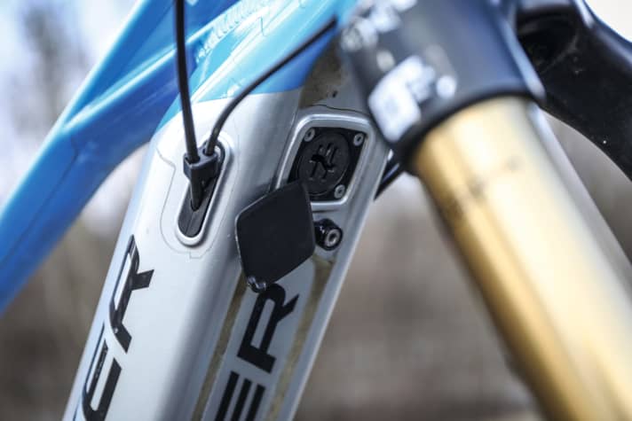   Mondraker Crafty RR: Der Lade-Port sitzt unter dem Unterrohr voll im Dreckbeschuss und schließt nur mittelmäßig. Das geht besser.