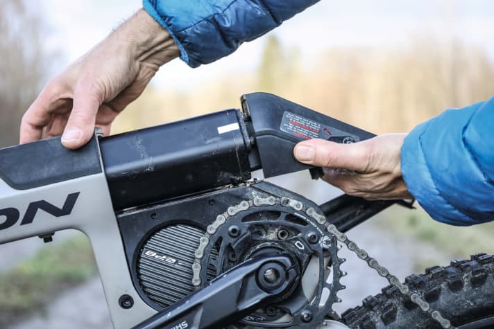   Norco Sight VLT C2: Removing the battery is awkward, the screw is full of dirt and the sharp-edged plug is not easy to handle.