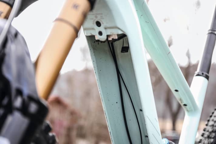   Versteckte Fehlerquelle: Sind Kabel und Züge im Unterrohr nicht sauber geführt und fixiert, ist schnell ein Stecker gezogen oder ein Kabel geknickt. Neben E-Aussetzern drohen fiese Klappergeräusche. Das Scor ist leider ein Negativbeispiel.