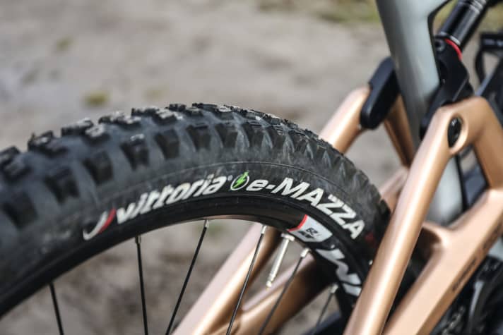   Titici Everso Premium: Der E-Mazza von Vittoria ist kaum bekannt, muss sich aber vor den etablierten Reifen nicht verstecken. Traktion und Kurven-Grip sind stark.