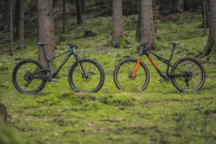   Full-suspension duel: Scott Spark RC Worldcup AXS (left, 11 kg / 120/122 mm / 29" / 8299 euros) against KTM Exonic (9.4 kg / 105/99 mm / 29" / 8999 euros)