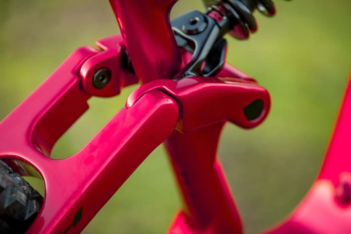   The hidden rear triangle bolts and the cables integrated into the stem are stylish, but a challenge for mechanics.