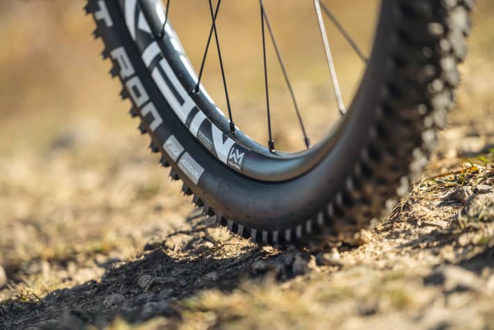 Cube Elite 240 SL: The lightweight Newmen wheels are tubeless-ready and fitted with fast-rolling tyres.