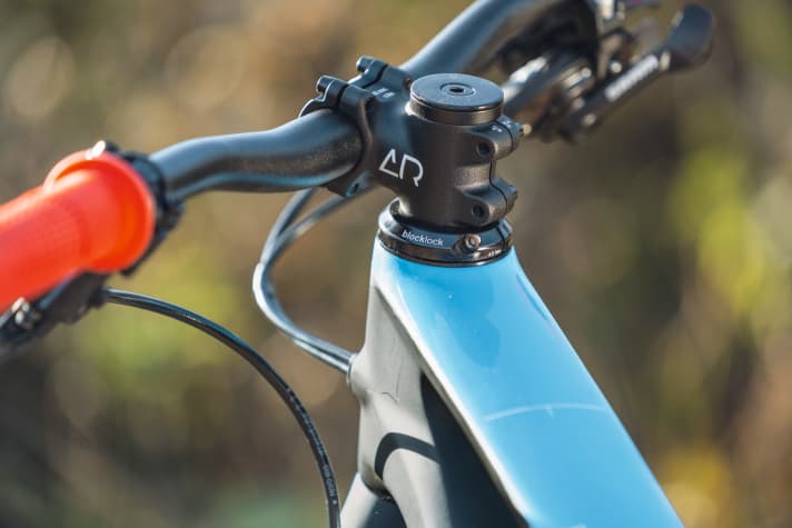 Cube Elite 240 SL: Der Block-Lock-Steuersatz verhindert, dass der Carbon-Rahmen beim Lenkeinschlag Schaden nimmt. Am Kinder-Bike ein sinnvolles Detail.
