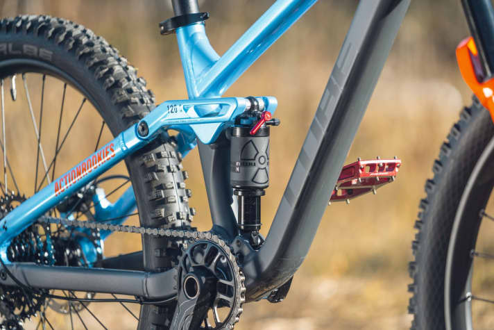 Cube Stereo 240 One: Das Manitou-Fahrwerk lässt sich am Cube nicht optimal auf leichte Kinder einstellen und ist schnell überdämpft.