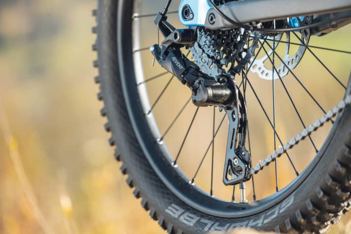 Cube Stereo 240 One: Trotz Neunfach-Kassette bietet die Microshift-Schaltung eine ordentliche Bandbreite. Auf Tour dürfte es aber noch etwas mehr sein.