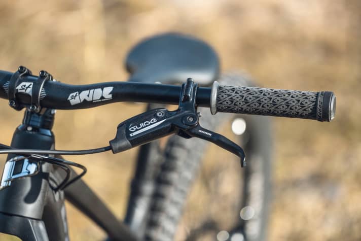 Propain Yuma: Grips and brake levers on the Yuma fit children's hands well. Large brake discs won't let kids down even on long descents.