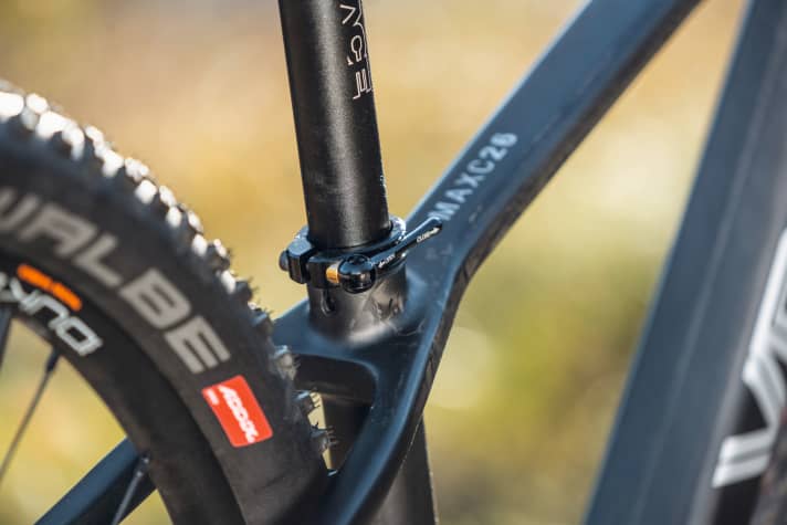 Vpace MAXC26: The frame of the MAXC26 is prepared for retrofitting a telescopic seatpost. Until then, the seat clamp with quick release will do.