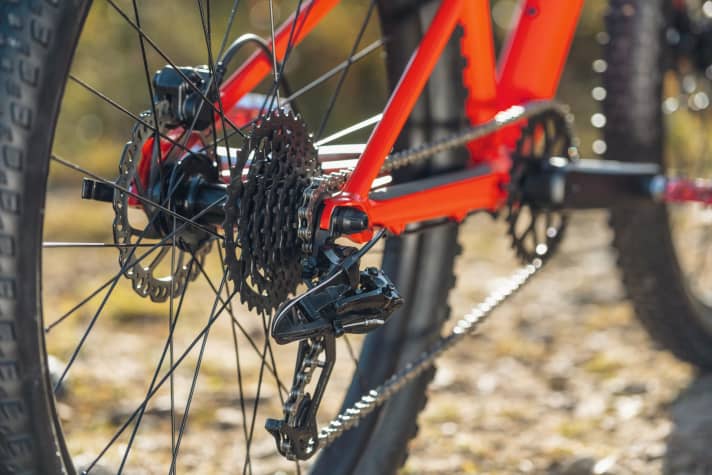 BMC Twostroke AL 24: Großes Kettenblatt trifft kleine Kassette. Mit der geringen Bandbreite tun sich Kinder mit diesem Bike auf Touren schwer.