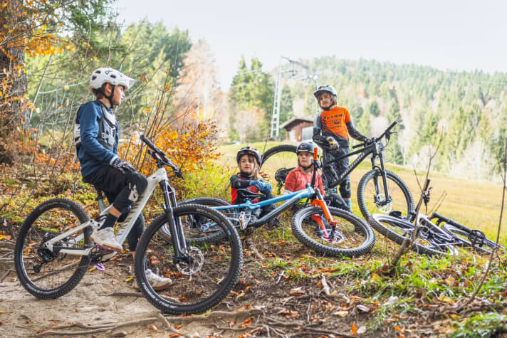 Biking together, talking shop: Our young testers share their experiences directly on the trail.