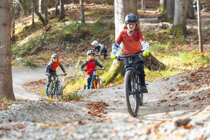 A descent with lots of action motivates you all by itself. But it doesn't always have to be the bike park. Home trails can also be suitable for a child-friendly tour.