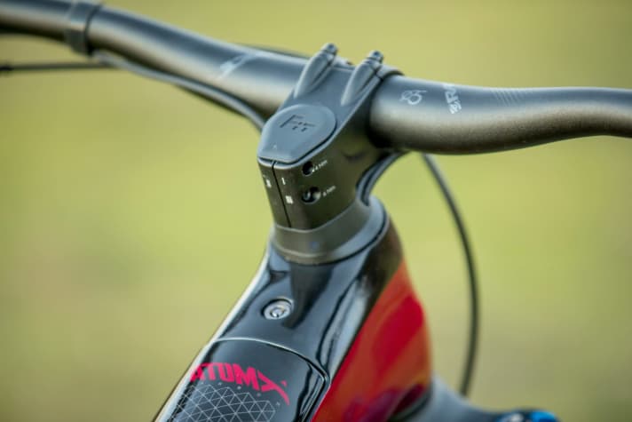   System integration: The cables disappear directly into the headset. This ensures a clean look and should also benefit the stiffness in the head tube area.